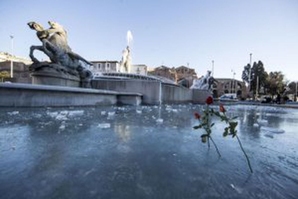 The fountain of the Naiads is covered in ice at Repubblica square in downtown Rome, Italy, 09 January 2017. Heavy snowfall and below-freezing temperatures on Monday continued to grip Italy. ANSA/ MASSIMO PERCOSSI