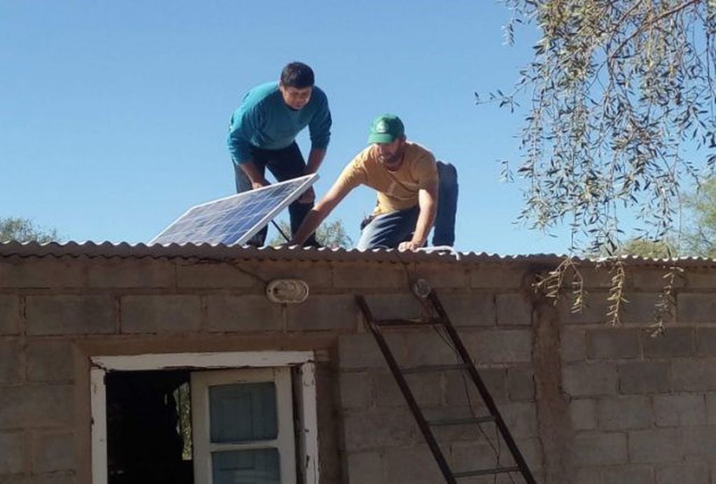 Los paneles solares serán instalados en parajes del interior. Foto: Prensa Ministerio de Producción.