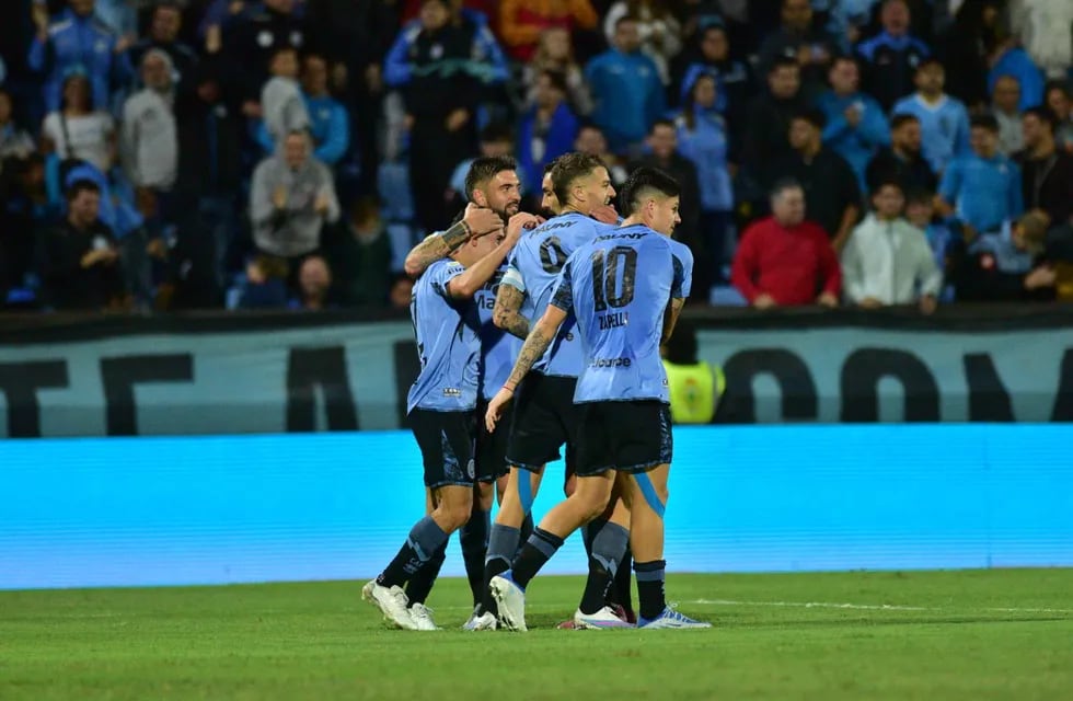 Festeja Belgrano el gol de Ulises Sánchez para el 1-0 del Celeste ante Huracán en el Gigante. (José Gabriel Hernández / La Voz)