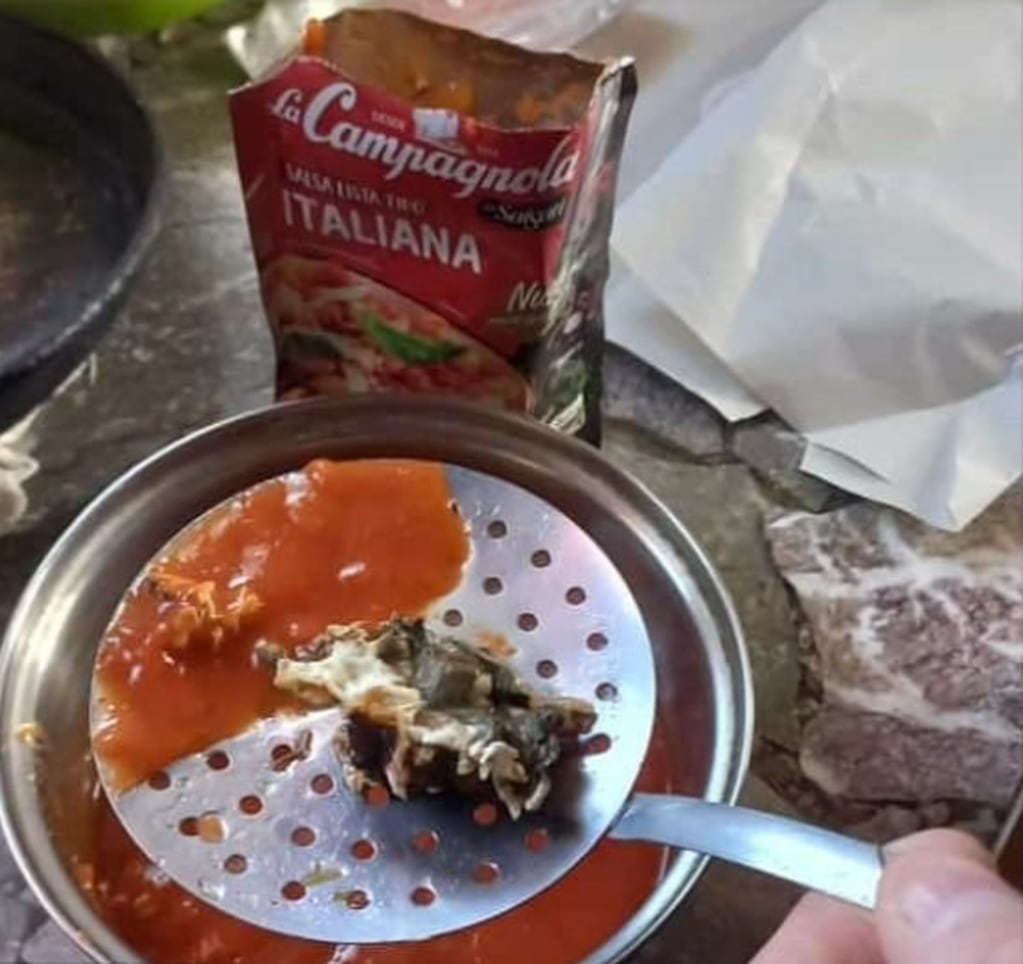 Un platense abrió un paquete de salsa mientras cocinaba y encontró una sorpresa poco grata.