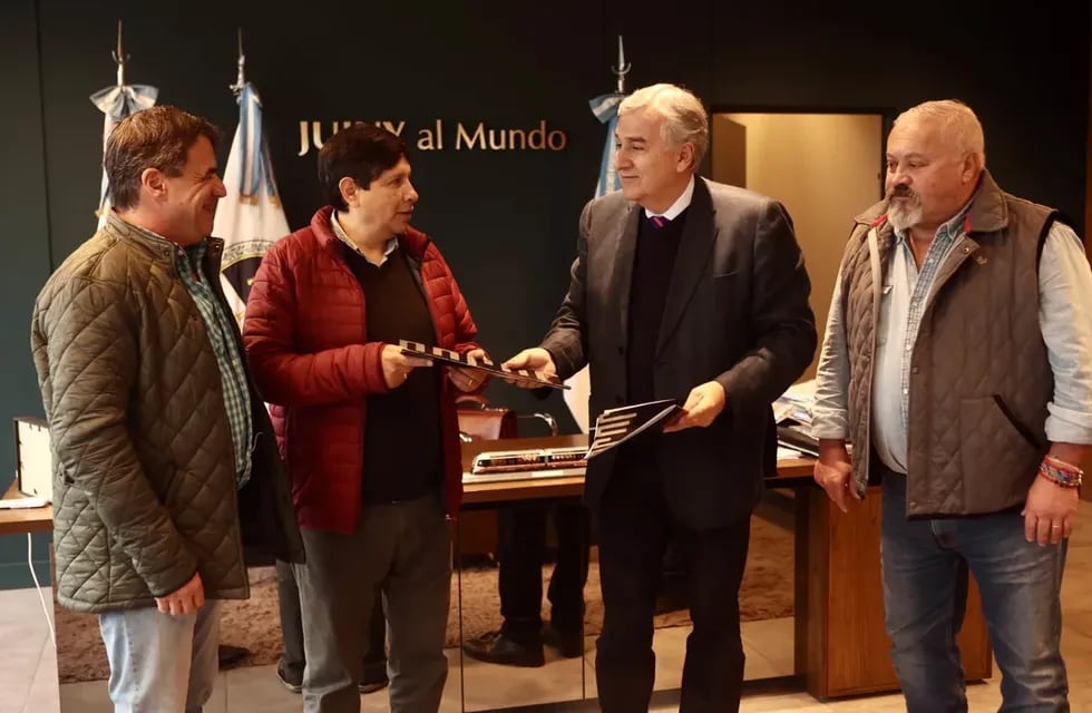 El gobernador Morales y el secretario de Ordenamiento Territorial y Vivienda de la Provincia, Humberto García, entregaron el convenio comodato al secretario general de la Asociación Judicial, Freddy Berdeja.