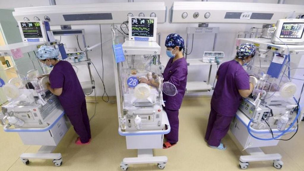 Enfermeras cuidan a bebés prematuros en un hospital de Shexian, en China, en octubre pasado (Foto: AP)