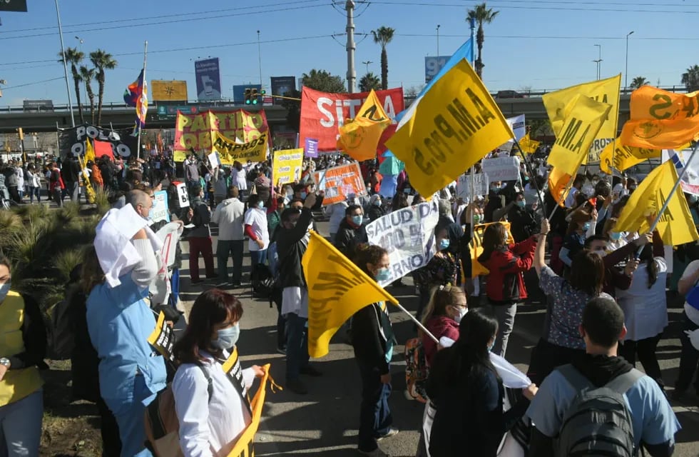 Gremios cortaron la calle en el Nudo Vial en rechazo al aumento salarial por decreto. Ignacio Blanco / Los Andes