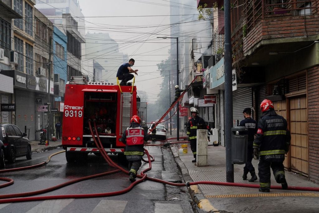 Cinco dotaciones de Bomberos de la Ciudad lograron controlar el incendio de una galería en el barrio porteño de Floresta.