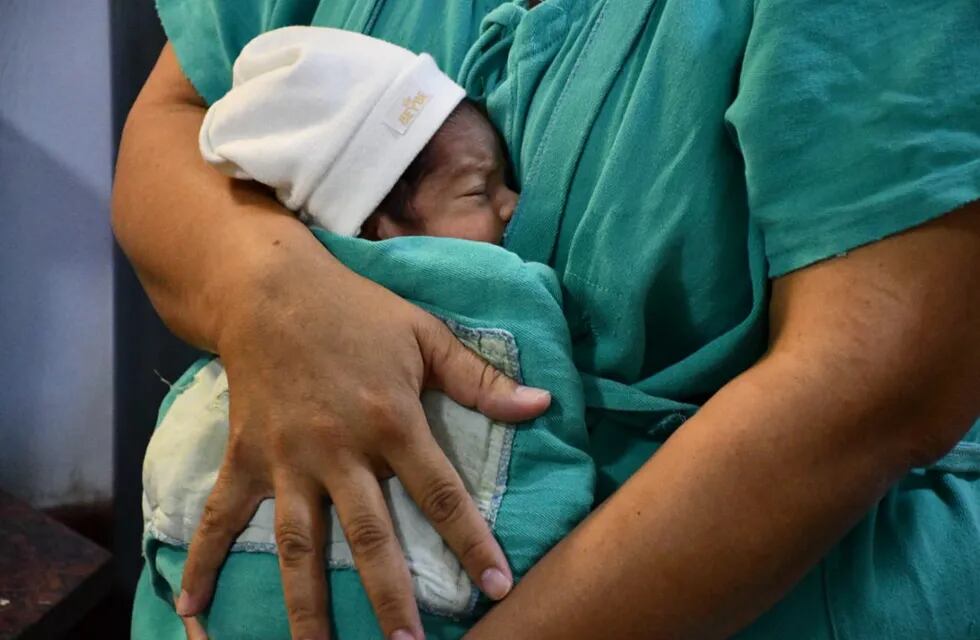 En Chaco, se implementa el método Mamá Canguro para los bebés prematuros.