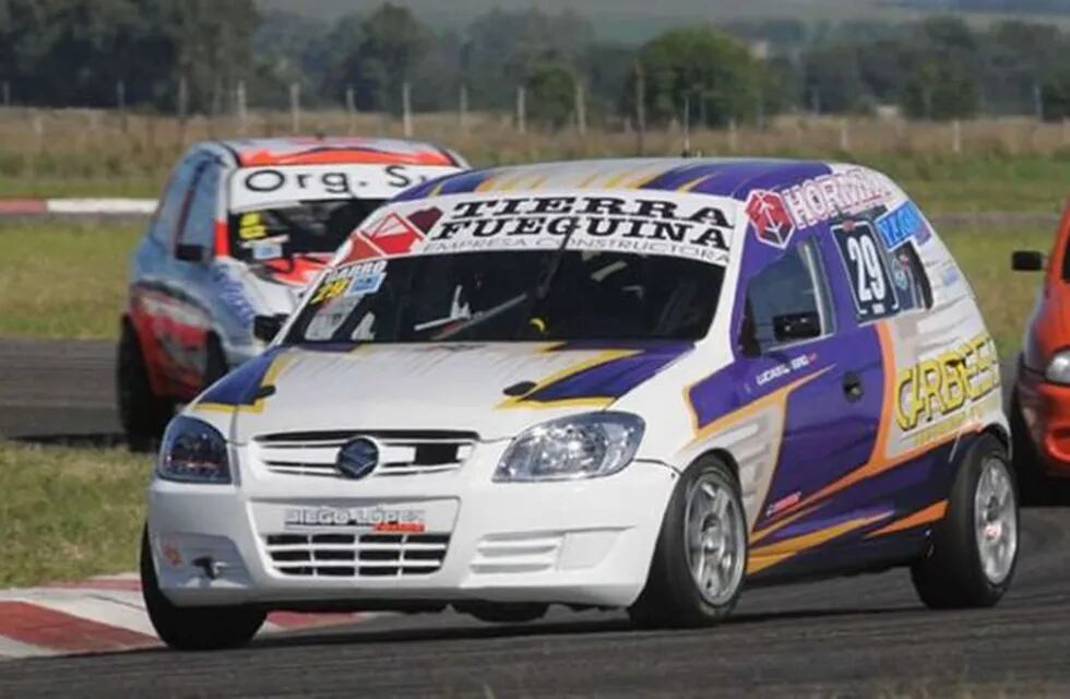 El piloto Lucas Garro con su Chevrolet Corsa