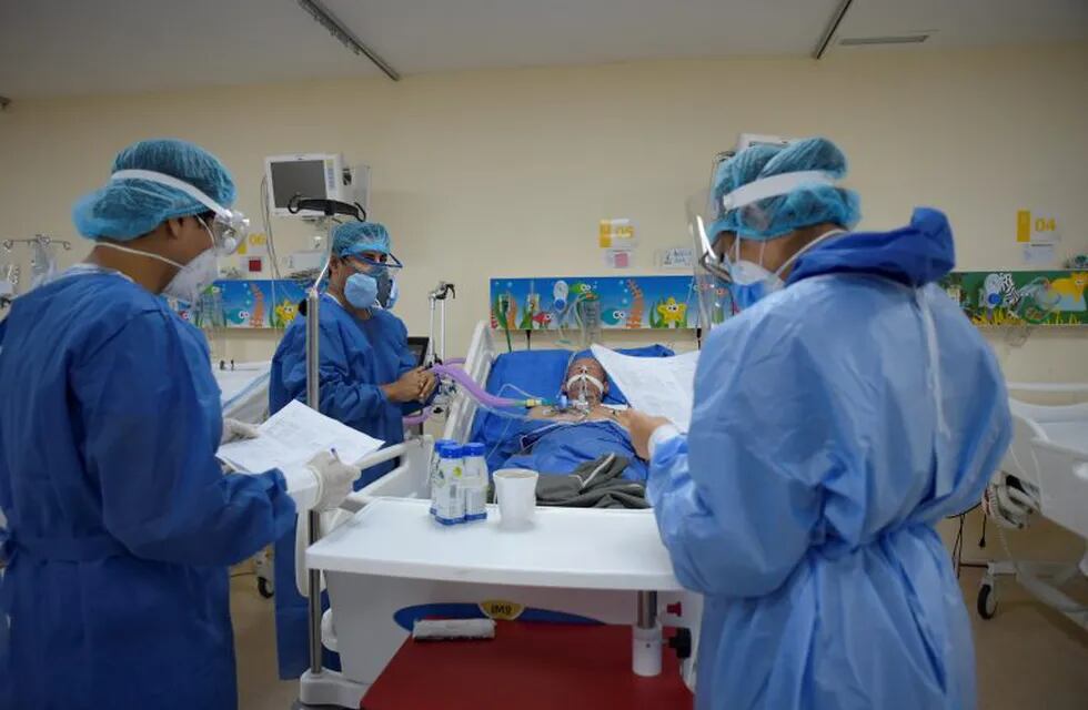 QUI01. GUAYAQUIL (ECUADOR), 07/06/2020. Fotografía del 5 de junio de 2020 de personal médico de la Unidad de Cuidados Intensivos (UCI) del hospital \