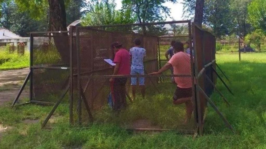 En Palpalá, un grupo de infractores a la cuarentena fueron confinados en un cuadrilátero improvisado con vallas de seguridad.