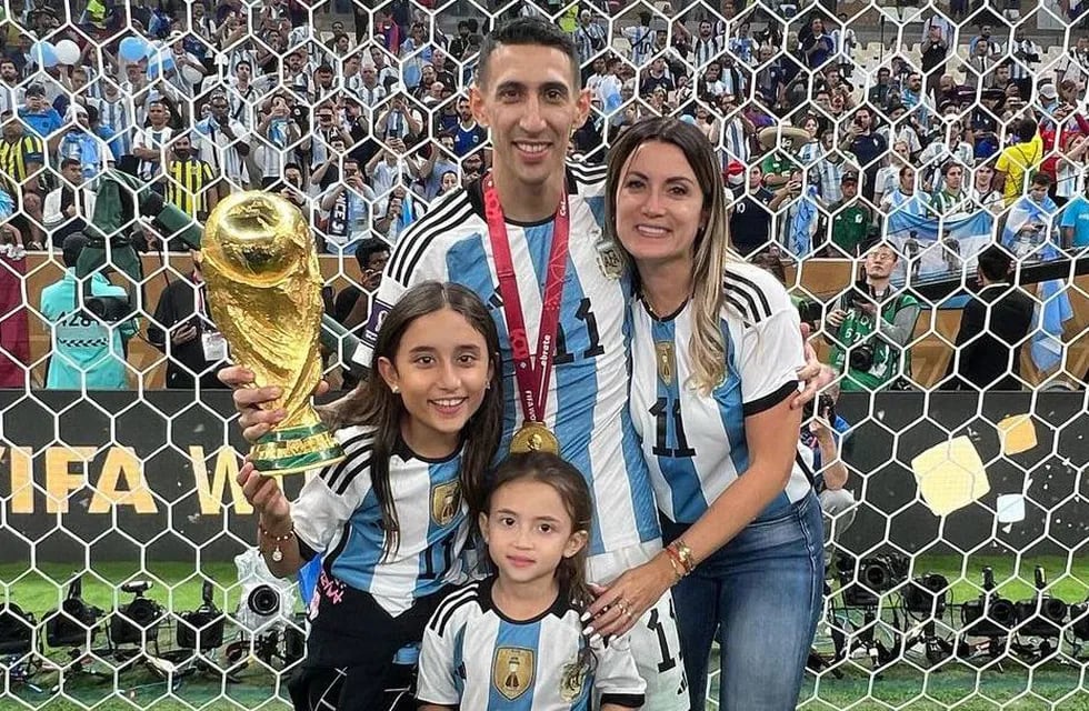 El futbolista de 34 años posó con sus hijas y su pareja.