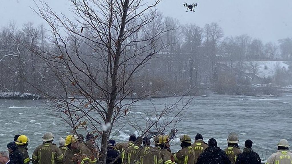 La imagen del dron en lo alto, que determinó que dentro del vehículo había una mujer atrapada, lo que generó el rescate. Twitter @Foto_TV