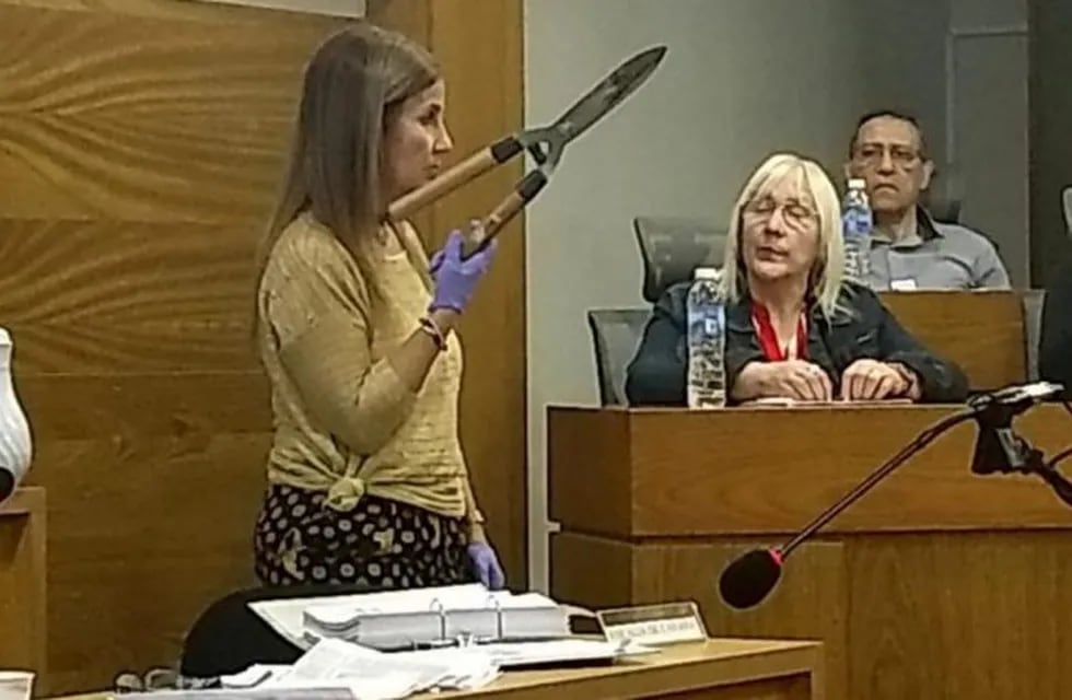 La fiscal Laura Battistelli exhibió la tijera de podar que usó Brenda Barattini.