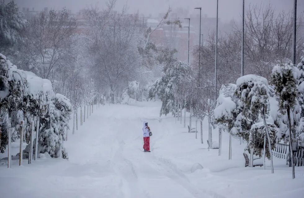 La nieve dejó a la capital española completamente paralizada, sin trenes ni aviones.