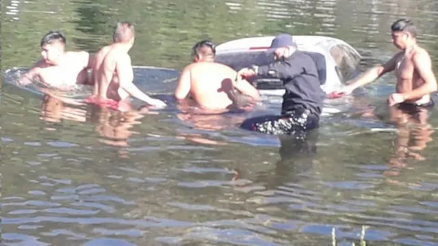 Una familia dejó el auto sin freno de mano  y terminó en el medio del río