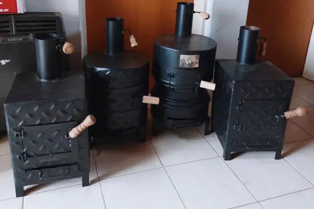 Estudiantes entrerrianos fabrican estufas a leña con elementos reciclados y las donan a los necesitados