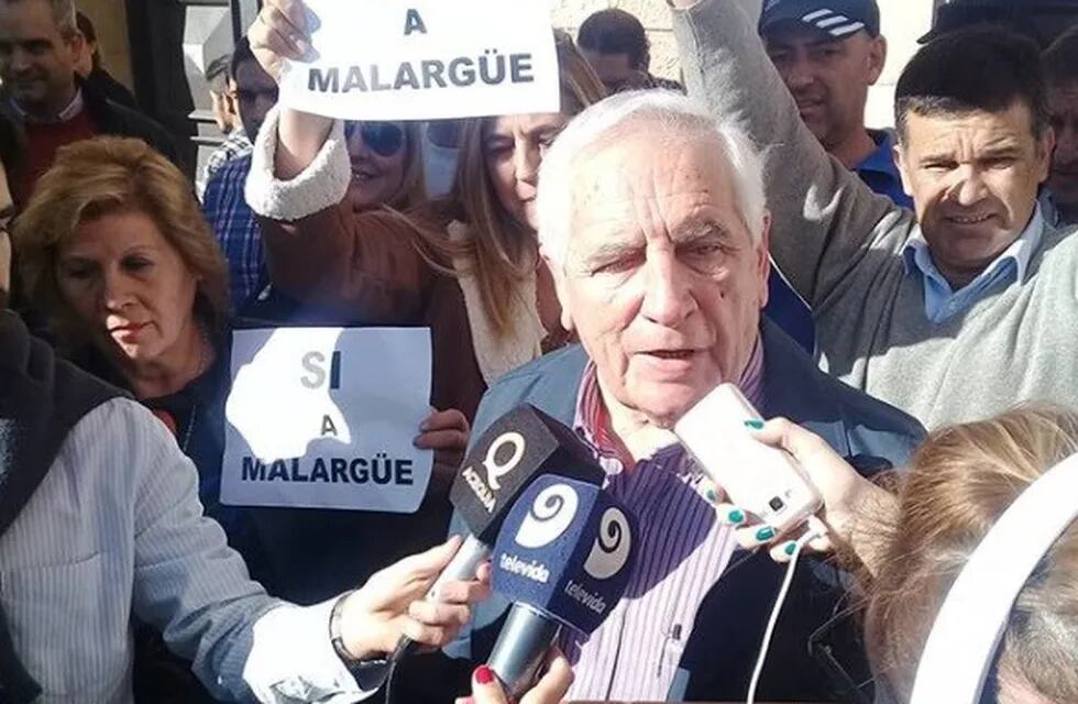 Vergara Martínez, intendente de Mlargüe en Casa de Gobierno de la Provincia de Mendoza defendiendo al departamento a favor del fracking.