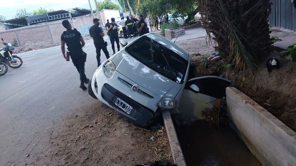 El Fiat Palio en el que escapaban los delincuentes terminó en una acequia en el departamento de Guaymallén. Gentileza M. de Seguridad