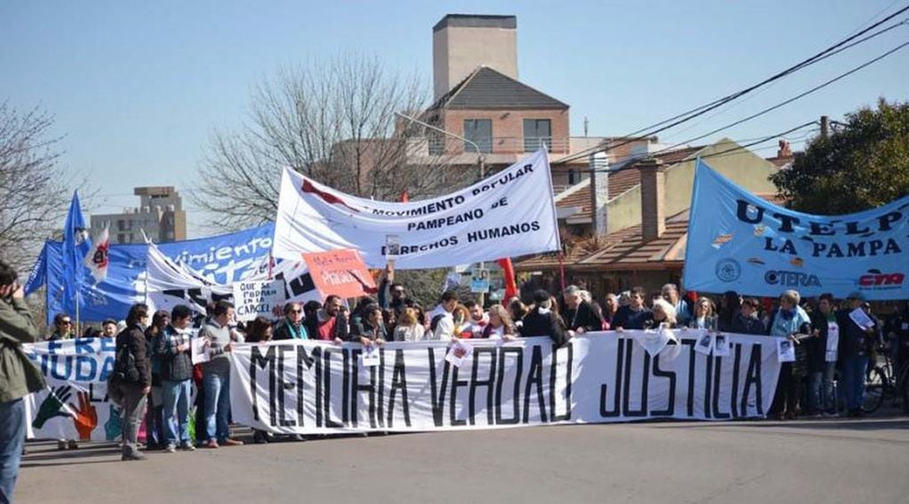 Agrupaciones de derechos humanos realizaron una manifestación (Vía Santa Rosa)