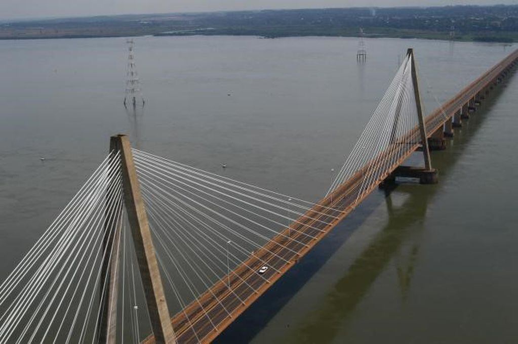 Puente Posadas Encarnación en una vista desde la ribera de Paraguay sobre el río Paraná. (Misiones Online)