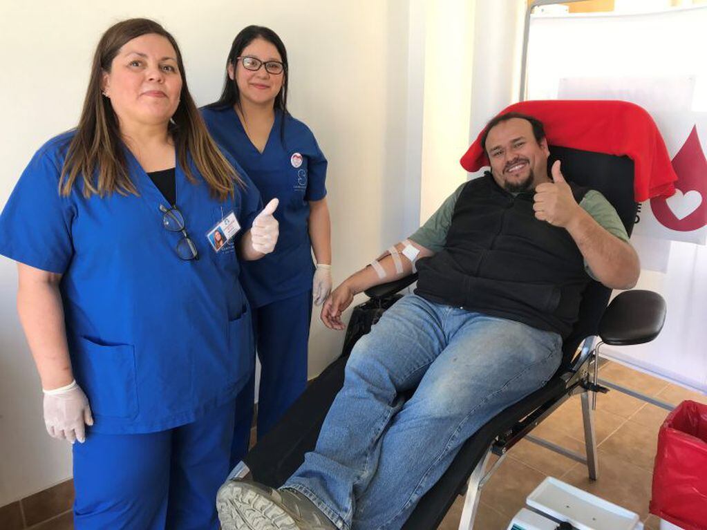 Técnicas del servicio de hemoterapia, Yanina Barreto y Sílvia, con el primer donante de sangre en la ciudad de Tolhuin, Tierra del Fuego