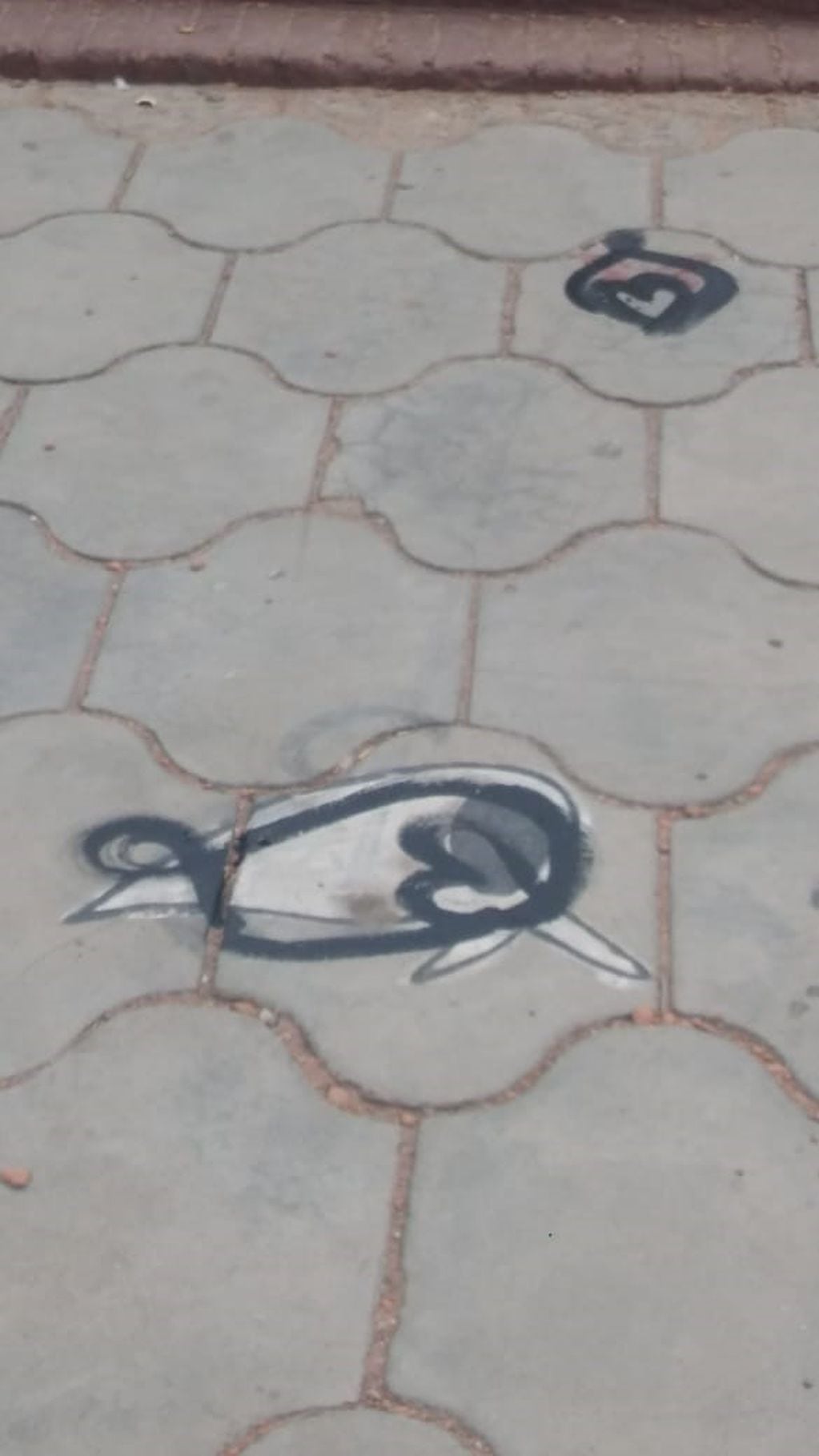 Símbolos tachados con pintura negra. (Foto: Facebook / Municipalidad de Capilla del Monte).