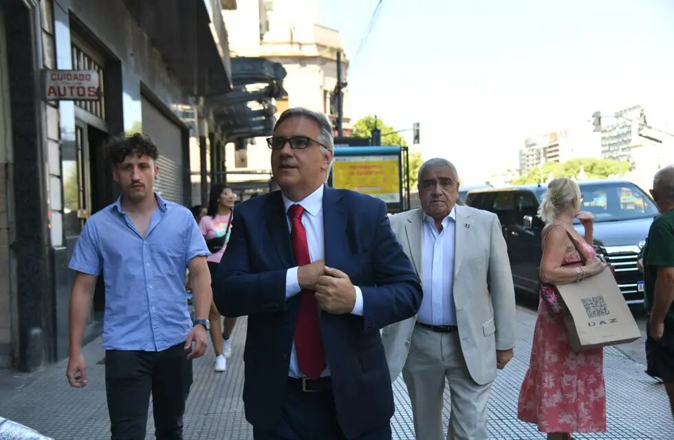 Martín Llaryora llegó a Buenos Aires, en oposición a al suba de retenciones por parte del Gobierno Nacional (La Voz).