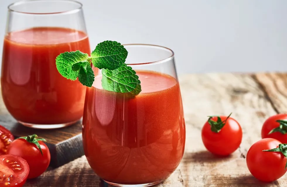El jugo natural de tomate, ideal para combatir el calor y aportarle al cuerpo una óptima fuente de nutrientes.
