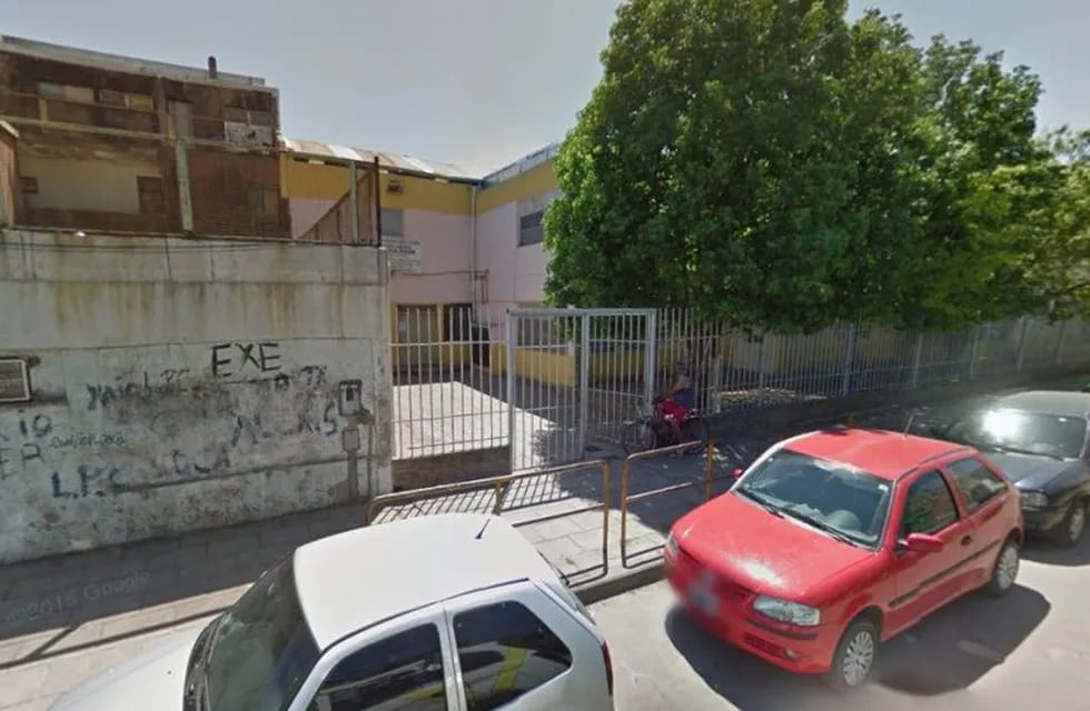 Pedro Tejeira fue asistido frente a la Escuela Lola Mora. (Google Street View)