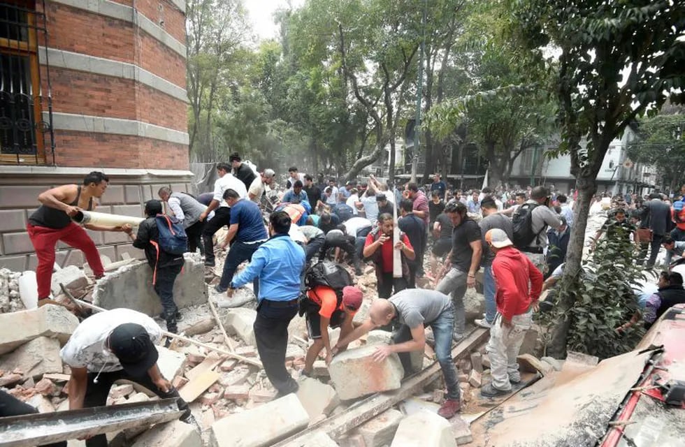 Los habitantes de la ciudad salieron a las calles para ayudar a las personas atrapadas bajo los escombros.