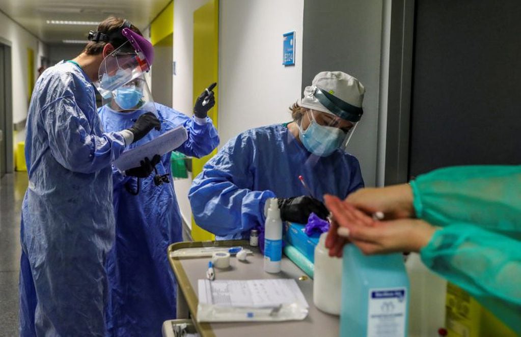 Personal sanitario, durante su jornada de trabajo en una planta del Hospital Puerta de Hierro. (Foto: EFE/JuanJo Martín)