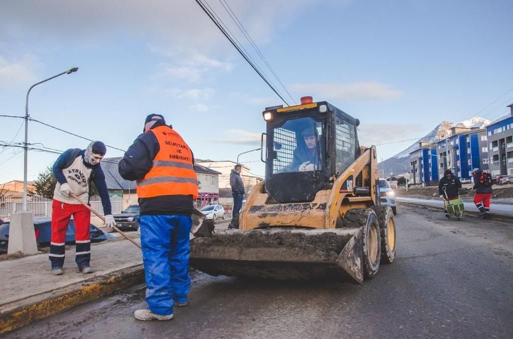 Ushuaia: continúa la limpieza y despeje de cordones en avenida Hipólito Yrigoyen