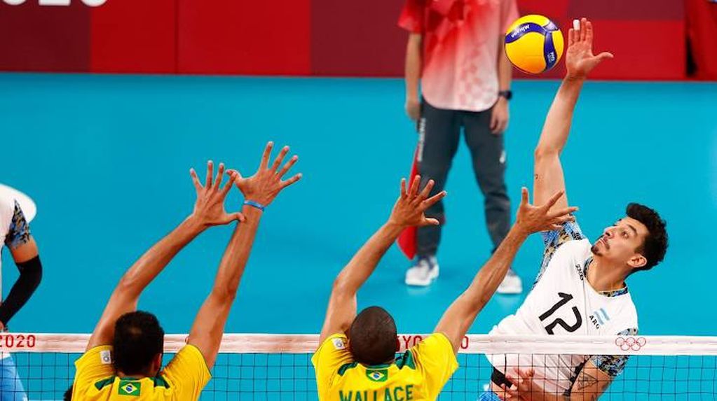 Bruno Lima, en pleno remate ante el intento de bloqueo de Brasil, en el partido por el tercer puesto de los Juegos Olímpicos, Tokio 2020.