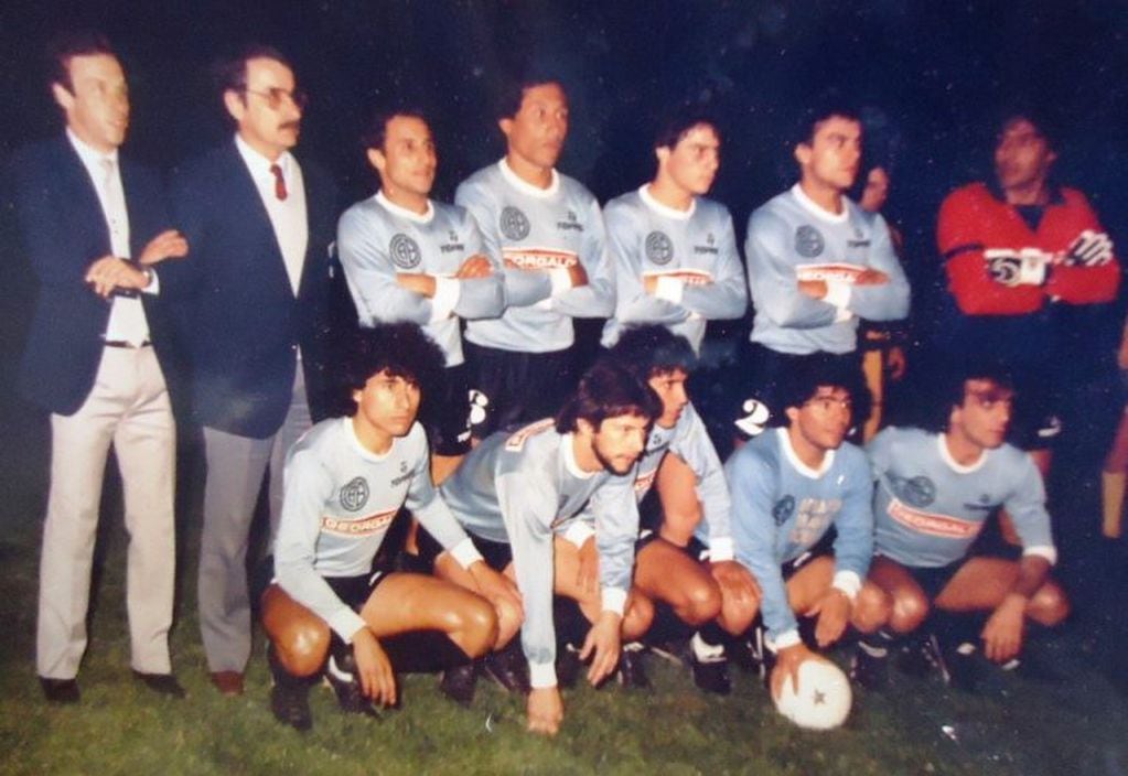 El equipo de Belgrano con Maradona. Además, el primero de la izquierda, de saco azul, es Andrés Fassi, actual presidente de Talleres
