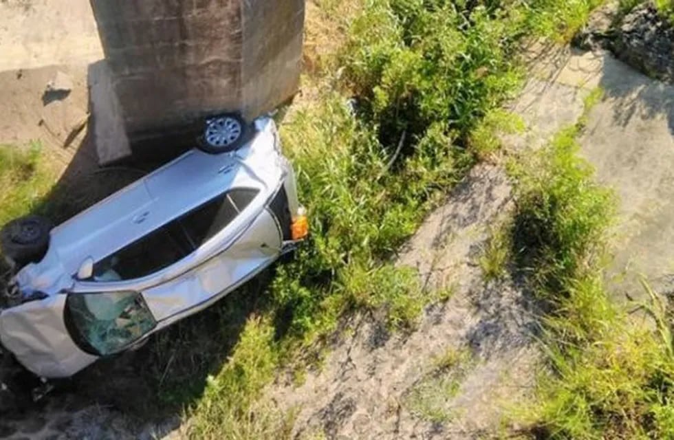Un auto cayó al vacío en el puente blanco de Entre Ríos