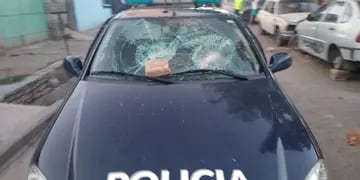Móvil policial atacado