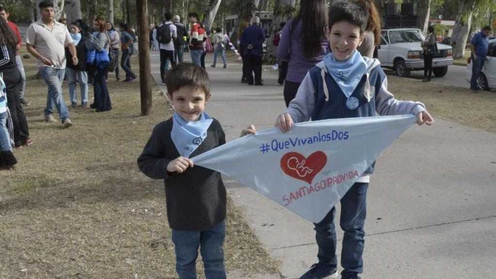 Los niños también lucieron pañuelos en sus cuellos y apoyaron la posturabajo el lema: "que vivan los dos".