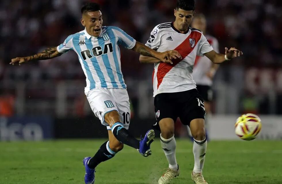 Racing Club's forward Ricardo Centurion (L) vies for the ball with River Plate's midfielder Exequiel Palacios during their Argentina First Division Superliga football match at Antonio Vespucio Liberti stadium, in Buenos Aires, on February 10, 2019. (Photo by ALEJANDRO PAGNI / AFP)