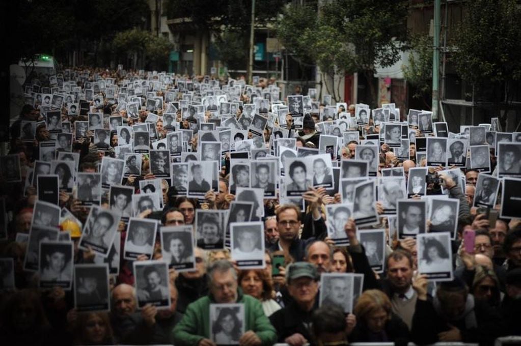 Dolor y llanto de los presentes en el acto por los 25 años del atentado a la AMIA. (Federico López Claro)