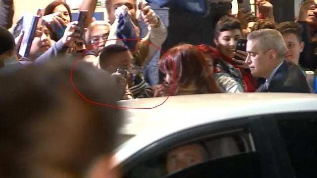 un hombre apunto con un arma a Cristina Kirchner