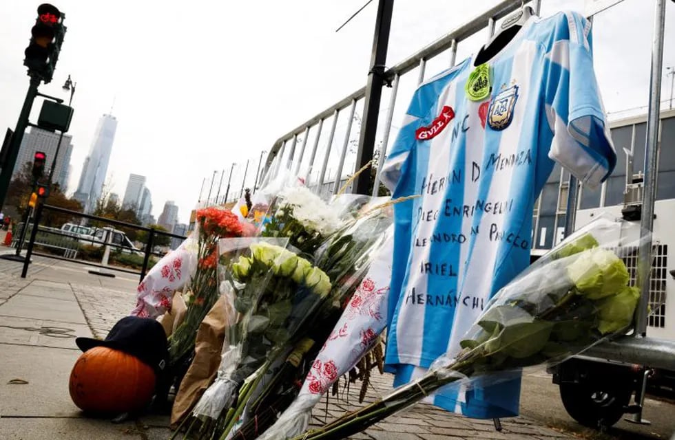 Flores y una camiseta de la selección argentina de fútbol han sido colocadas junto al lugar donde este martes se perpetró un atentado terrorista en Nueva York. (EFE)