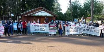 Puerto Iguazú: taxistas y remiseros intentan frenar el corte de ruta anunciado por el sector docente