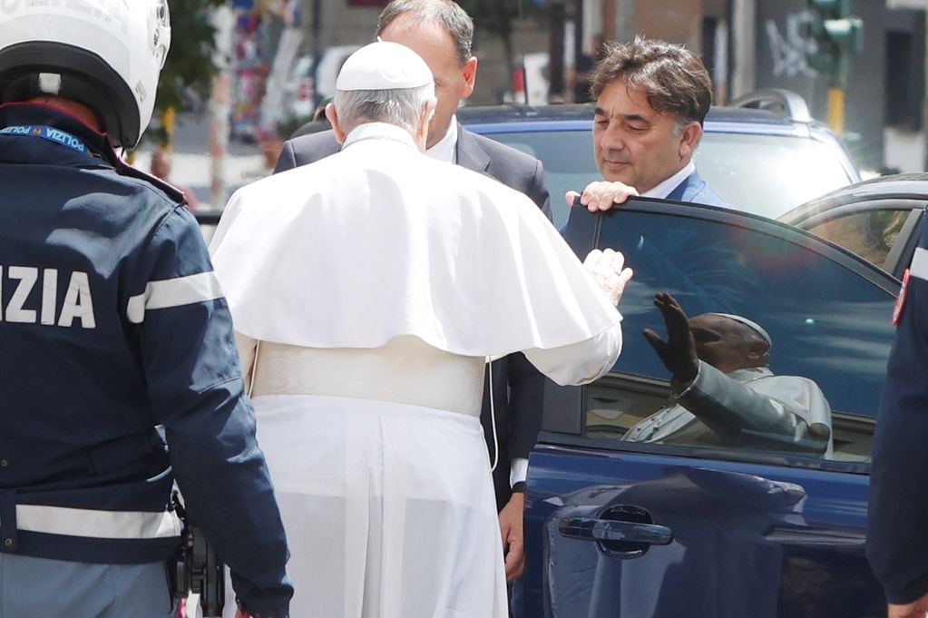 El papa Francisco recibió el alta médica tras la operación de colon y ya está de regreso en el Vaticano.