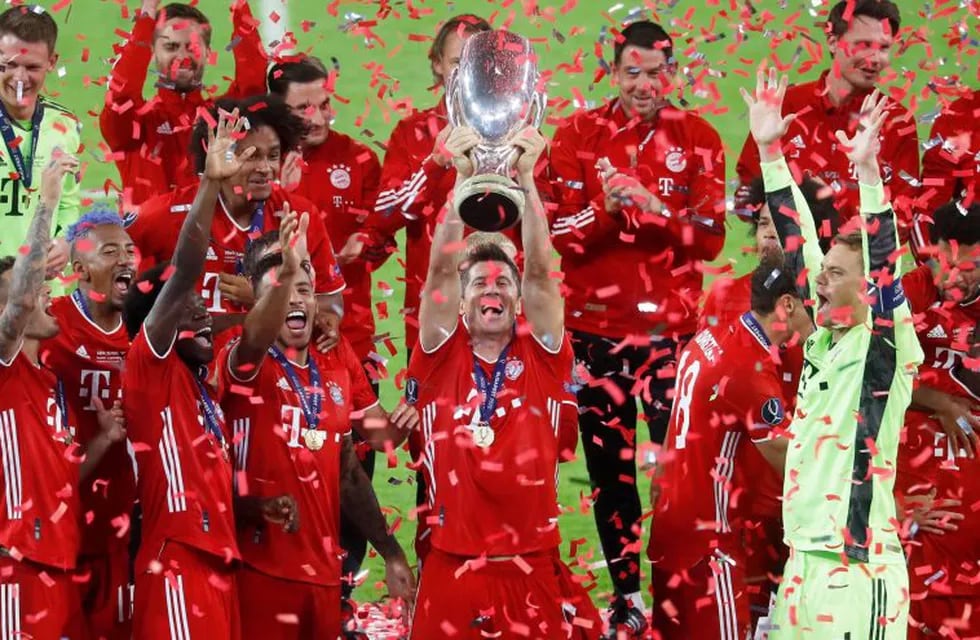 Soccer Football - European Super Cup - Bayern Munich v Sevilla - Puskas Arena, Budapest, Hungary - September 24, 2020.  Bayern Munich celebrate with the trophy after winning the European Super Cup Pool via REUTERS/Laszlo Balogh     TPX IMAGES OF THE DAY