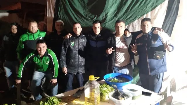 Hinchas del Cultural venden choripanes para viajar a alentar a la verde de Arroyito