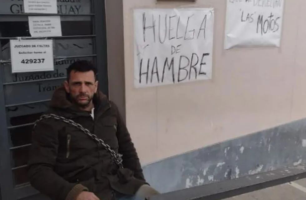 Inició una huelga de hambre, encadenado en la puerta de tránsito municipal