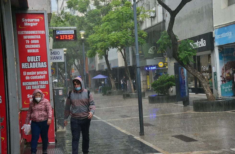Lluvia en la ciudad de Córdoba y cotizacion del dolar    Foto: (Pedro Castillo / La Voz)