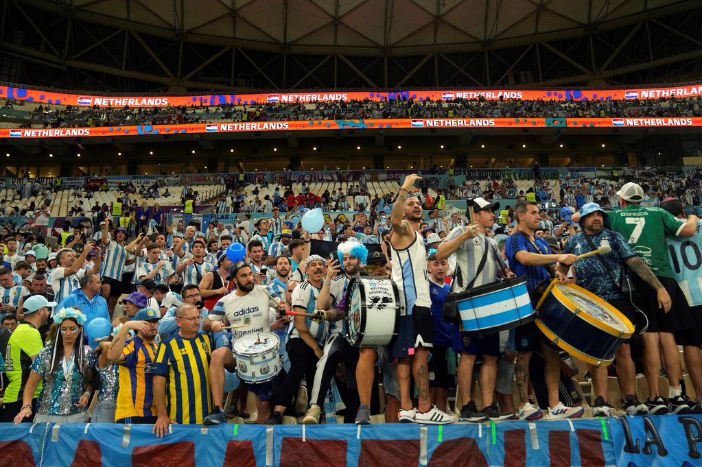 Hinchas de Argentina en el estadio Lusail, de Qatar, donde se jugará la final del Mundial. (AP)