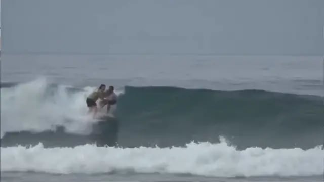 Un surfista golpeó brutalmente a una colega estadounidense a causa de una ola