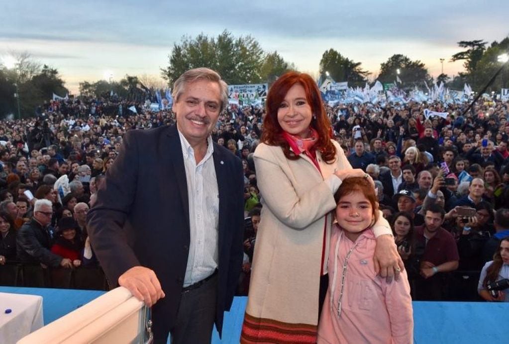 Alberto Fernández y Cristina Fernández de Kirchner en un acto por el 25 de mayo en Merlo. (@cfkargentina)