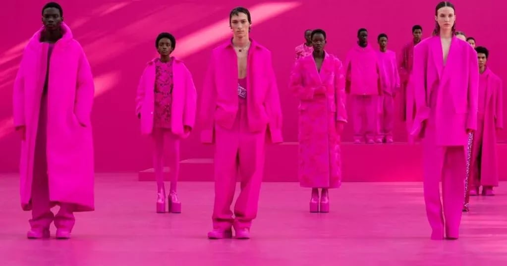 El desfile de Valentino estilo hot pink que impulsa la tendencia del estilo Barbiecore.