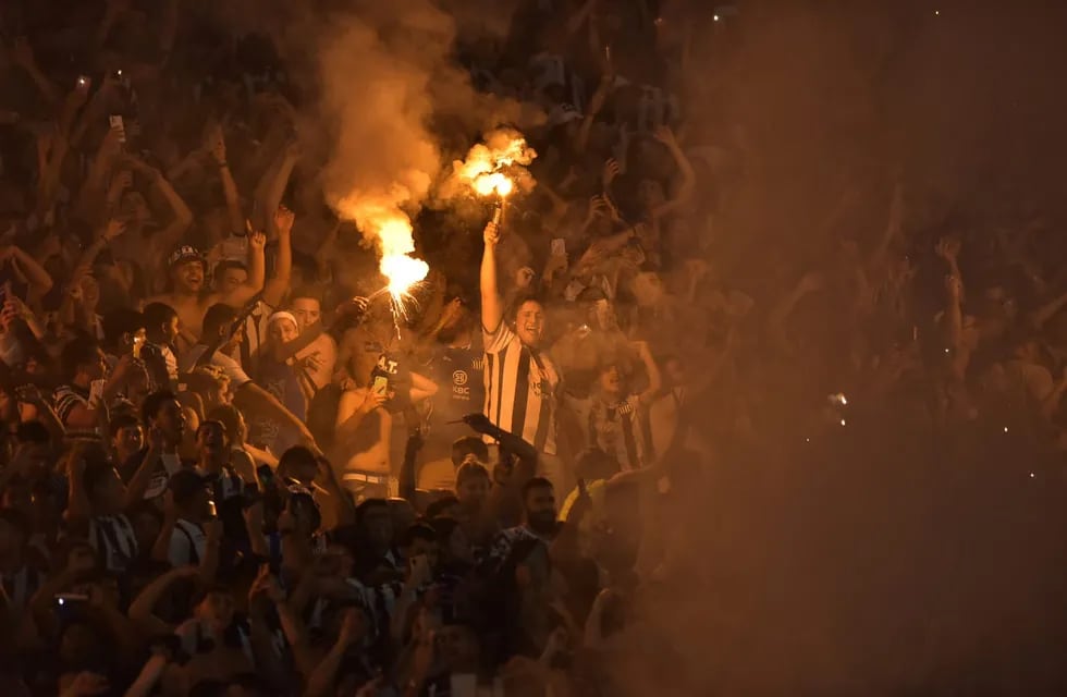 Un fuego. El festejo de Talleres por el 3-0 sobre Belgrano (Fotografías de Pedro Castillo y Facundo Luque).